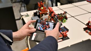 Die Agile Production Simulation veranschaulicht zentrale industrielle Prozesse – etwa die Qualitätssicherung mithilfe von KI
und die Funktionsweise fahrerloser Transportsysteme. (Bild: fischertechnik)