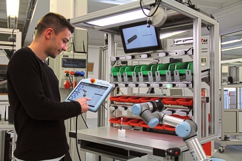 Universal Robots baut sein Vertriebsnetz in der Schweiz mit drei Partnern aus: Die Integratoren Phoenix Mecano Komponenten AG und Oppletis sowie der Distributor Fujifilm (Switzerland) AG verstärken die Präsenz des dänischen Roboterherstellers in Westeuropa.  (UR)