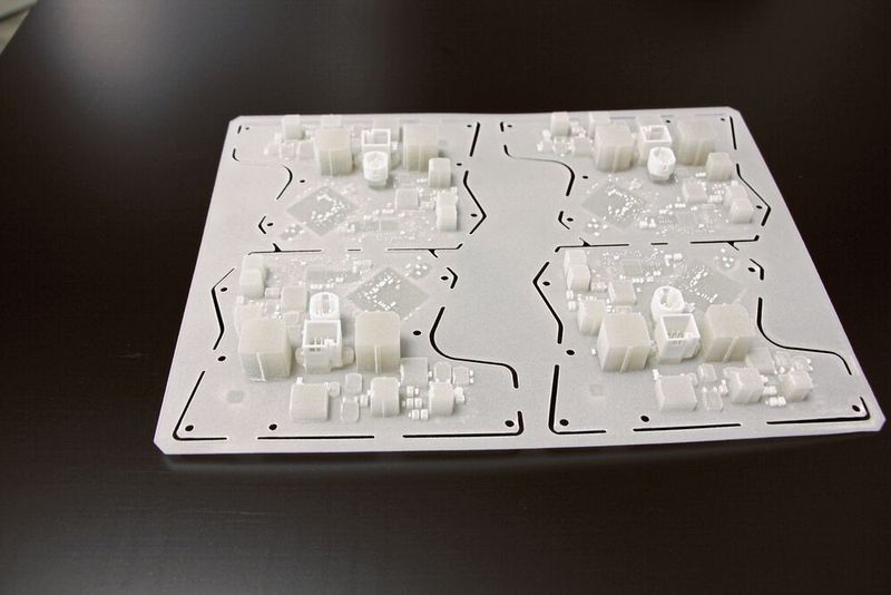Im SLS-Verfahren und mit PA 12 hat das Team von Adam diese Leiterplatten als Testmodell für die spätere Elektronikfertigung gedruckt. (Bild: © Simone Käfer)