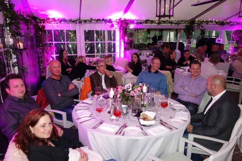 Ob dieser Tisch auch genügend Lose gekauft hat? (Bild: IT-BUSINESS)