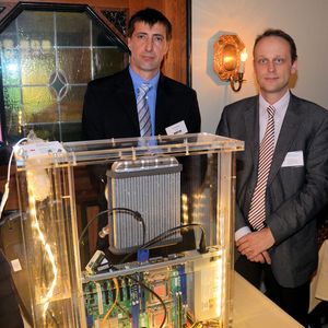 Götz Häuser (l.), Leiter General Operations bei Boston, und Dr. Egbert Figgemeier, Senior Development Specialist bei 3M, erläuterten die Flüssgkeitskühlung für Server.
