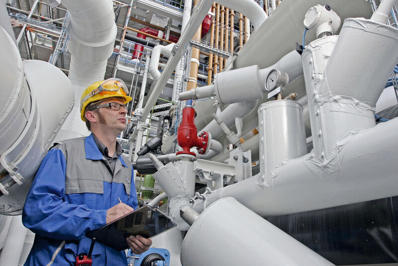 Blick in die HCL-Kreisgasanlage der Polysiliciumanlage in Nünchritz, Mit­arbeiter: Holger Bohnensack. (Bild: Wacker)