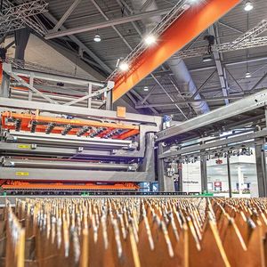 Direkt vernetzt mit der Bystar Fiber ist das neue Be- und Entladesystem Bytrans Cross. Es bewegt den gesamten Materialfluss rund um das Laserschneiden.