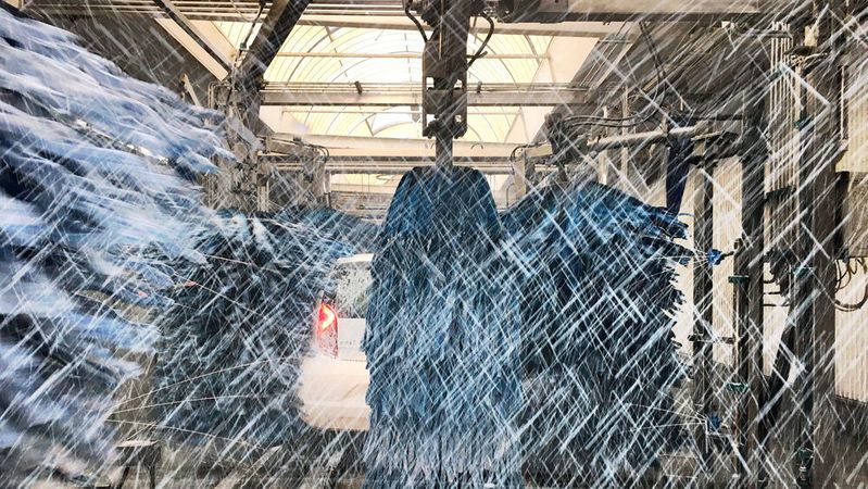 Wenn Auto und Waschanlage in ordnungsgemäßem Zustand sind und trotzdem Schäden auftreten, haftet der Waschanlagen-Betreiber.(Bild:  Auto-Waschanlage /Marco Verch / CC BY 2.0)