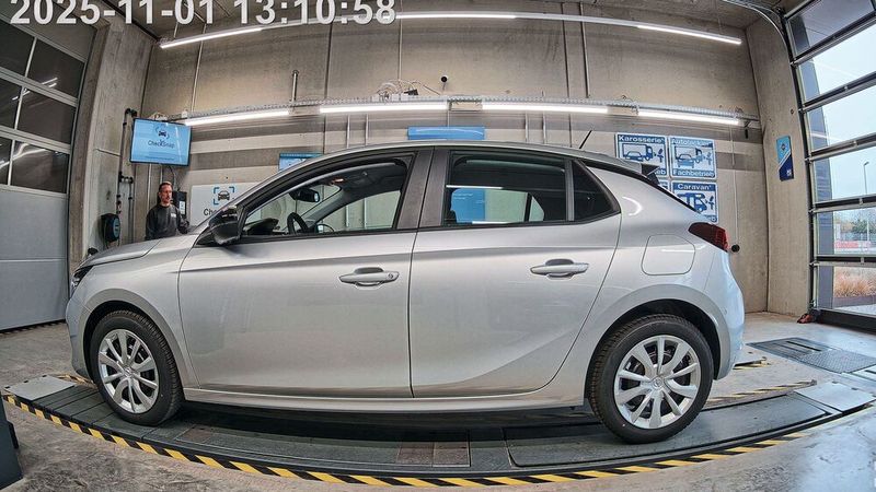 Aufnahme der linksseitig mittig, etwa 90 Zentimeter über dem Boden positionierten Weitwinkelkamera. Datum und Uhrzeit werden automatisch eingefügt.(Bild:  Checksnap)