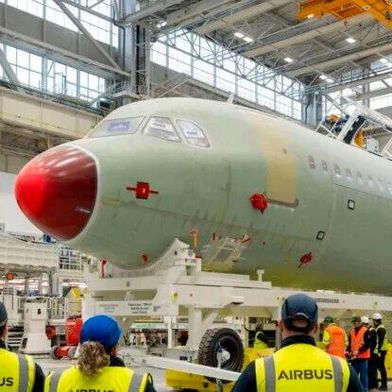 Die Nachrichtenagentur Reuters hat erfahren, dass Airbus nun plant, in diesem Jahr noch auf eine Auslieferungszahl an Verkehrsmaschinen von rund 900 Stück zu kommen ... (Bild: Airbus)