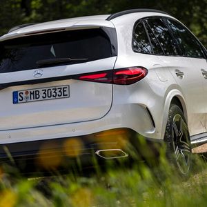 ... und neuen Heckleuchten deutlich vom Vorgänger ab.(Bild:  Mercedes-Benz)