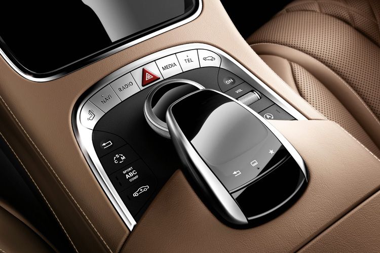 Diverse Funktionen werden über den sogenannten „Comand Controller“ geregelt. (Foto: Daimler)