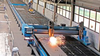 Eine integrierte Absaugung gewährleistet den Schutz der Mitarbeiter vor den gefährlichen Schneidstäuben. SBW entschied sich für Schneidtische samt Erfassungs- und Filtertechnik von Kemper. (Kemper)