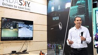 Adasky zeigte einen Sensor, der ähnlich einer Wärmebildkamera die Temperatur von Objekten (rechter Teil des Bildschirms) erfasst. (Oliver Tamagnini/VDA)