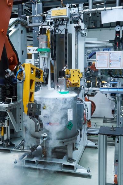 Elektro-Komponenten-Fertigung in Dingolfing für Plug-in-Hybridfahrzeuge.  (BMW)