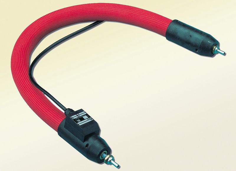 Die elektrisch beheizten Schläuche von Hillesheim sind für Klebeanwendungen und Beschichtungsprozesse einsetzbar. Sie werden in den meisten Fällen auch über einen Temperaturregler überwacht, um stabile Prozessparameter zu gewährleisten. (Bild: Hillesheim)