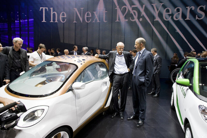 Die Vorstandsvorsitzenden Dr. Dieter Zetsche und Dr. Kurt Bock vor dem Konzeptfahrzeug smart forvision. (Bild: BASF)