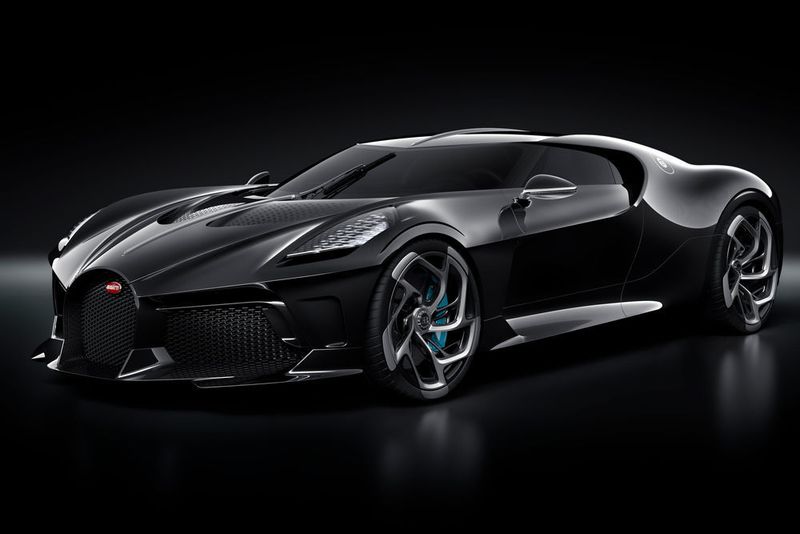 Die Chiron-Basis bleibt erkennbar, doch wirkt die gestreckte Karosserie des „La Voiture Noire“ insgesamt eleganter. (Bugatti)