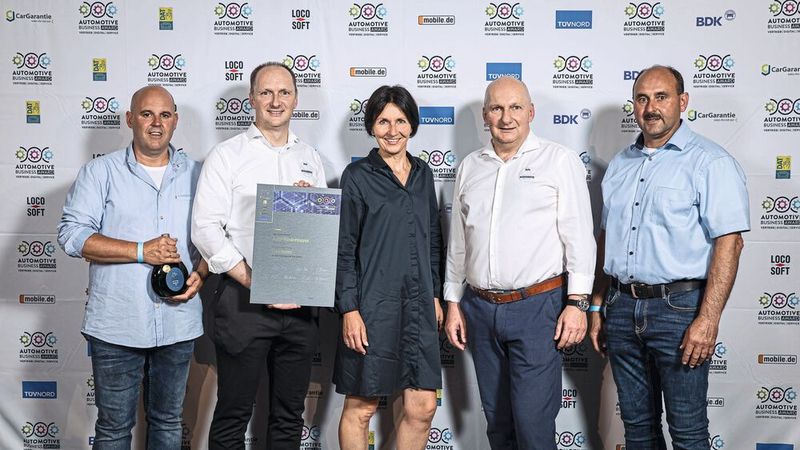 Der freie Händlerbetrieb Niedermayer war als Gewinnerbetrieb in der Kategorie Vertrieb des Automotive Business Awards 2023 erfolgreich. Mindestens genauso wie die Kundenzufriedenheit liegt dem Autohaus die Zufriedenheit seiner Mitarbeiter am Herzen. Zum Mitarbeiter-Kundenbindungsprogramm zählen zahlreiche außergewöhnliche Benefits: von monatlichen Essenszuschüssen und Tankgutscheinen über selbst gemixte Energieshakes bis zu Persönlichkeitscoachings und moderierten Teamtagen. (Bild: Stefan Bausewein)