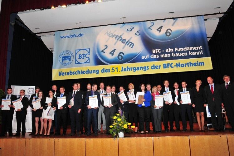 Als nächstes kamen die Absolventen aus der 2c auf die Bühne. (Foto: Büttner)