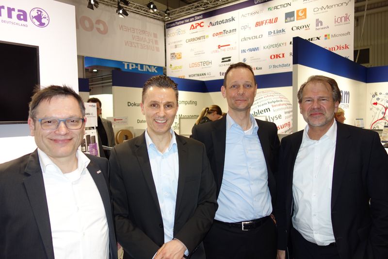(v. l.) Hartmut Baumann, EP, Denis Krüger und Tom Dreger, Ingram Micro, und Peter Silberhorn, Silberhorn Consulting (Bild: IT-BUSINESS)