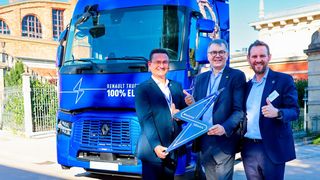 Der E-Tech T von Renault Trucks fuhr jetzt erstmals für die Sektkellerei Rotkäppchen-Mumm! Die Premiere begleiteten (von links) Udo Mänicke, Bürgermeister Freyburg, Christof Queisser, CEO von Rotkäppchen-Mumm und Frederic Ruesche, CEO von Renault Trucks Deutschland. (Bild: Renault Trucks)