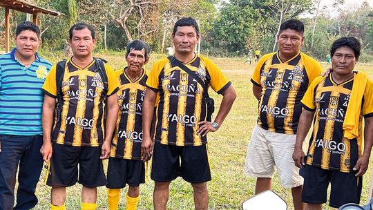 Der Anstieg der Oxytocinwerte wurde nur bei Männern beobachtet. Im Bild ein Fussballteam der Tsimane.(Bild:  UZH)