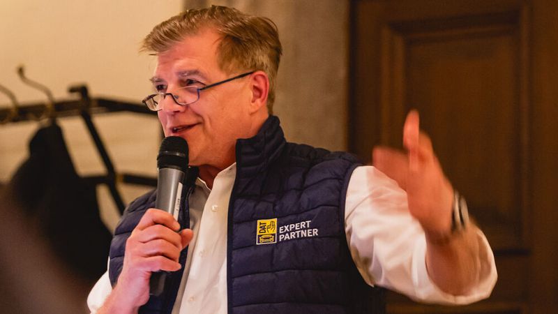 Jens Nietzschmann, Geschäftsführer der Deutschen Automobil Treuhand GmbH (DAT), hielt einen Impulsvortrag, der die Teilnehmer auf die Themen des Folgetags einstimmte. (Bild: Stefan Bausewein)