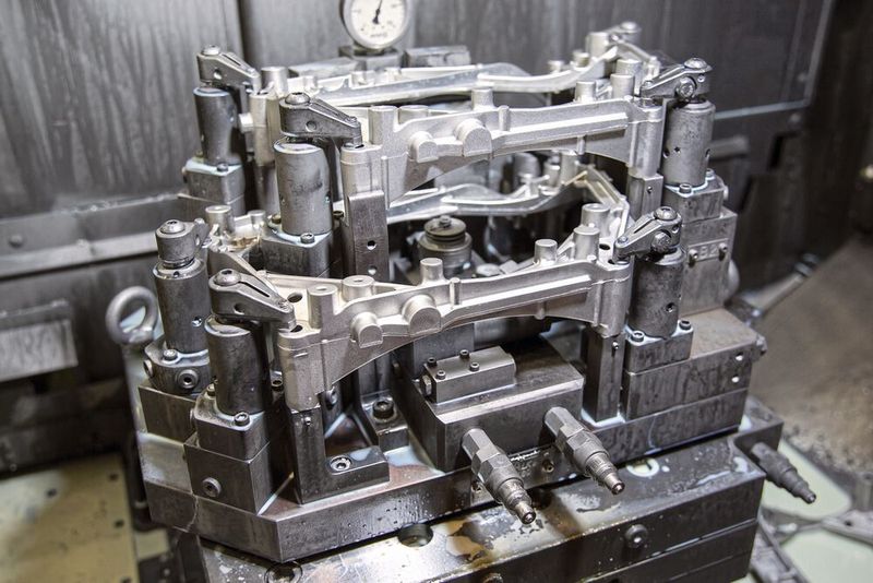 Mit der Spanntechnik von AMF lassen sich auch hochkomplexe Werkstücke sicher und flexibel fixieren. (Bild: Fémalk)