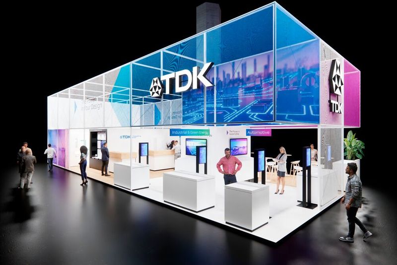 TDK rückt auf der PCIM Expo 2026 verstärkt Anwendungen für KI-Rechenzentren in den Fokus und zeigt, wie passive Bauelemente, Sensorik und DC/DC-Wandler die Energieversorgung moderner KI-Server unterstützen sollen. Daneben präsentiert das Unternehmen neue Lösungen für Elektromobilität, Energiespeicherung und industrielle Leistungselektronik – von SiC-basierten Inverter-Plattformen über Wärmemanagement bis hin zu Technologien für Solid-State-Transformatoren. (Bild: TDK Electronics)
