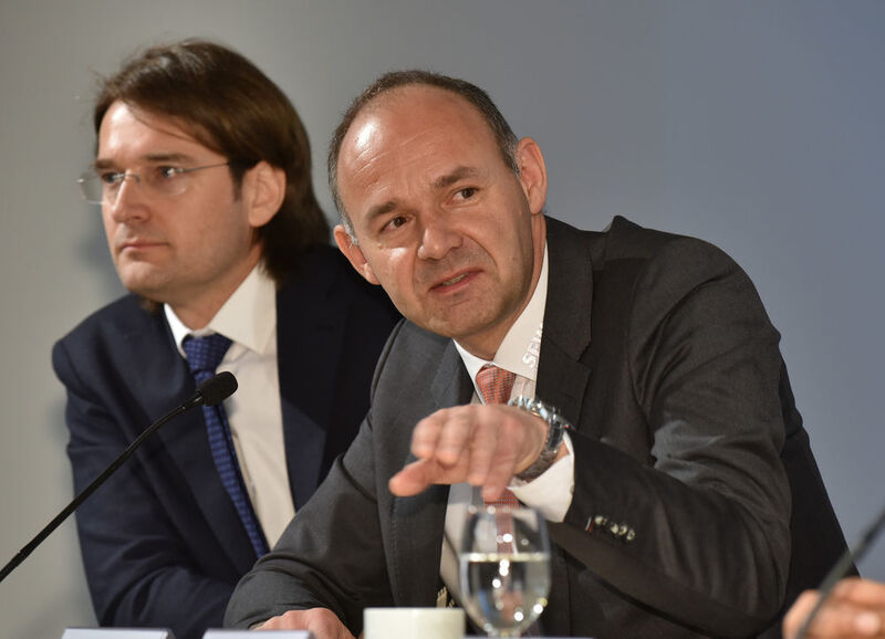 Hans Krattenmacher (rechts) ist Head of R&D Electronics bei SEW Eurodrives und verkündete gemeinsam mit anderen Vertretern die Zusammenarbeit. (TTTech)
