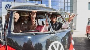 Bulli-Fans auf nachhaltiger Mission: Muhammad Syahmi (links) und Muthiah Jeyakumaran von „Trip4Trees“ im Bulli „Suria”, Baujahr 1963. (Bild: Volkswagen)