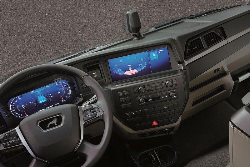 ... im Innenraum. Ein neues Informations- und Bedienkonzept mit zwei Bildschirmen hält Einzug. (Bild: MAN Truck & Bus SE)