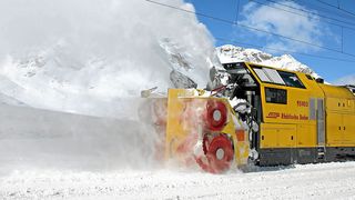 Bis zu 8.500 t Schnee kann jede der beiden gut 10 m langen und 31 t schweren Schneefräsen vom Typ „Xrot mt“ pro Tag räumen. (Rhätische Bahn / Andy Mettler)