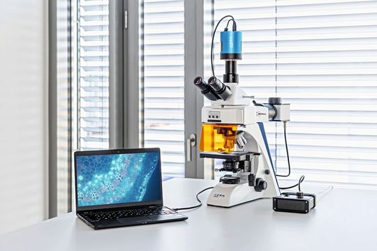 Das Fluoreszenzmikroskop Kern OBN 142 ist auch als digitale Komplettlösung mit gekühlter Fluoreszenzkamera, Adapter und Software erhältlich. (Bild:  Kern & Sohn)