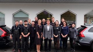 Erfolgsgeschichte: Seit der Übernahme des Betriebs 2013 hat Uwe Amthauer (Mitte) sein Team verdreifacht. (Rosenow/»kfz-betrieb«)