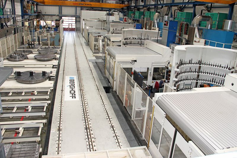 Aus der Warteposition im Palettenbahnhof (links) kann der Maschinenbediener die Palette mit dem Werkstück direkt von der Maschine aus abrufen. (Bild: Sonnenberg)