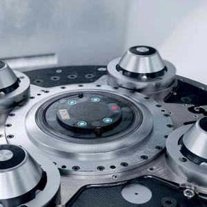 Die E-Pallet verfügt über eine smarte Schnittstelle zur Ansteuerung von elektrischen und hydraulischen Vorrichtungen.(Bild:  DMG Mori)