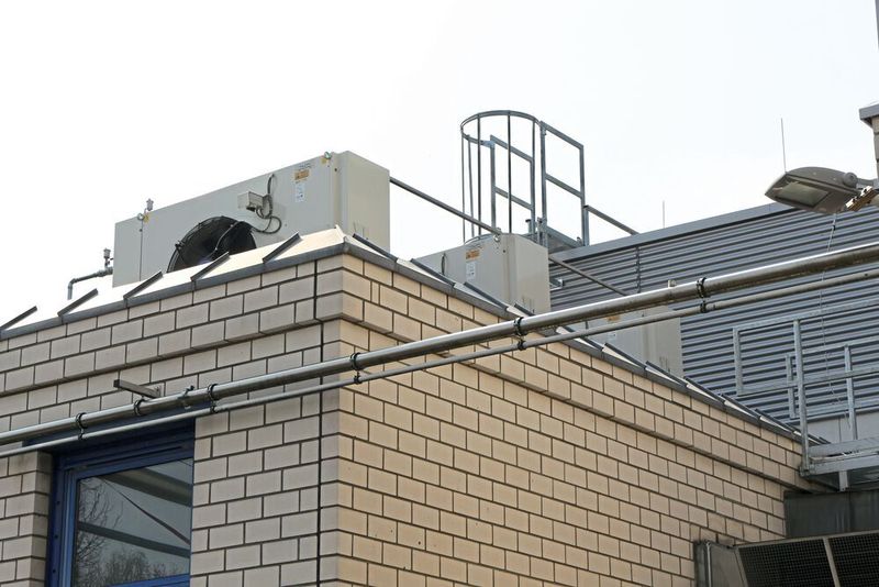 Für die Kompressoren sind auf dem Dach drei Wasserkühler angebracht. In einem geschlossenen Kühlkreislauf werden die Maschinen von diesen mit Kühlwasser versorgt. (Almig Kompressoren)