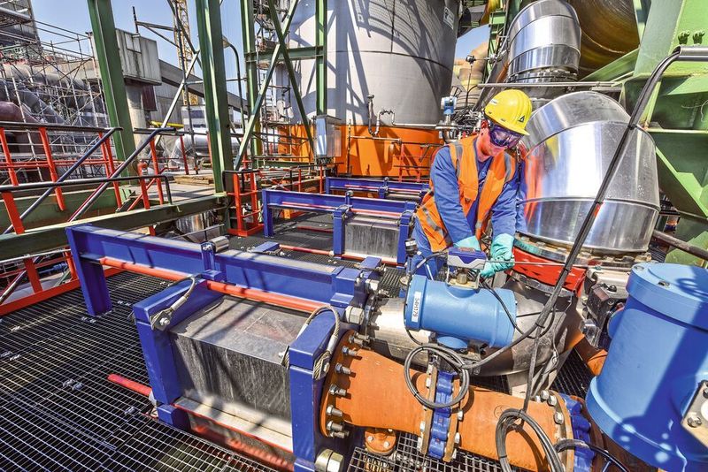 Die Wärmetauscher sind in unmittelbarer Nähe des Zwischenabsorbers (Hintergrund) installiert (Alfa Laval)