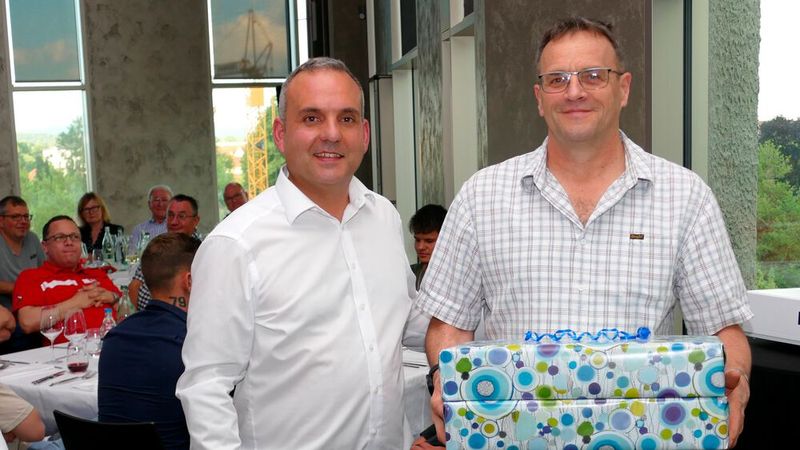 Obermeister Paulo Rodriguez ehrt Joachim Moser (r.) für seine langjährige Tätigkeit als stellvertretender Obermeister.   (Bild: Sandra Bossenmaier)
