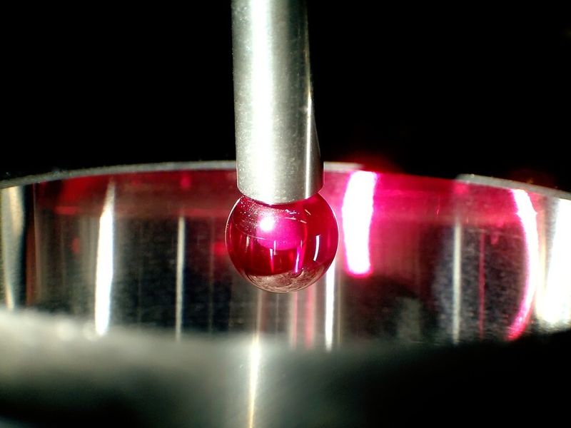 3-D-Messmaschinen wären eine Möglichkeit zur Überprüfung der Lager. Dabei wird die Geometrie des Bauteils mittels eines Messtasters erfasst, der jede Berührung an hochempfindliche Schalter weitergibt. Der Preis für diese Feinmechanik ist jedoch hoch. (Bild: Wikimedia Commons, public domain)