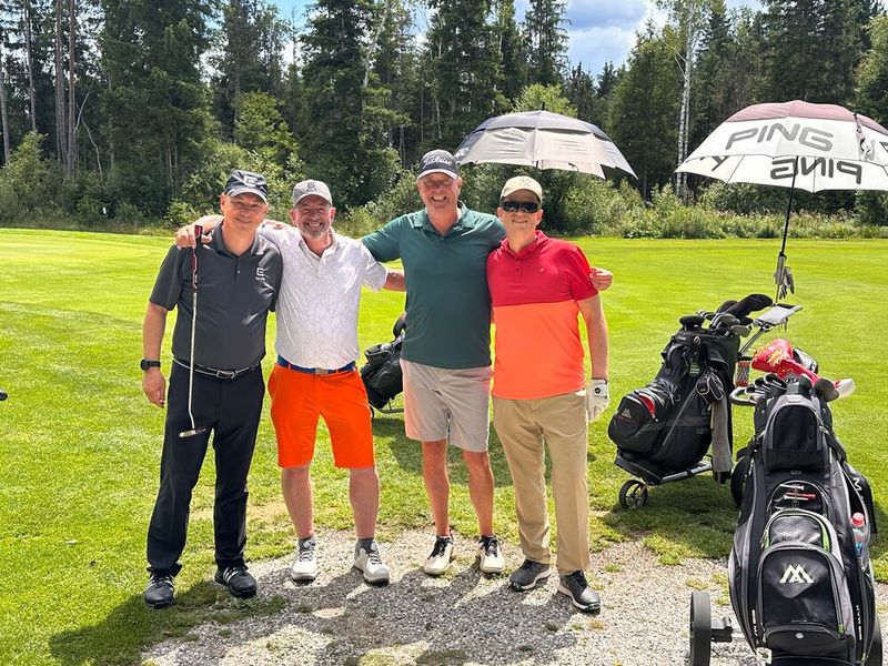 (v. l.) Andreas Livert (Extrem Networks), Johannes Boström (Erik Sterck), Jörn Hörrmann (Profi) und Torsten Rapp (IBM) sind heute mit Signalfarben unterwegs. (Bild: Vogel IT-Medien)