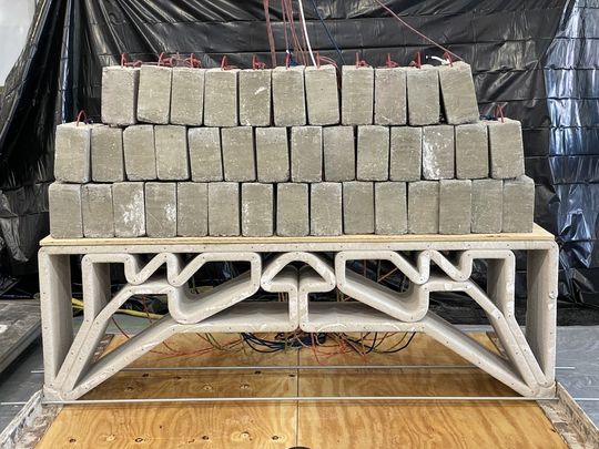 Während der Tests hielt die etwa 400 kg schwere Brücke mehr als 900 kg an Betonblöcken verteilt auf ihrer Oberfläche, ohne messbare Durchbiegung, und entsprach damit weitgehend den Simulationen des Teams.(Foto:  Forschende des MIT)