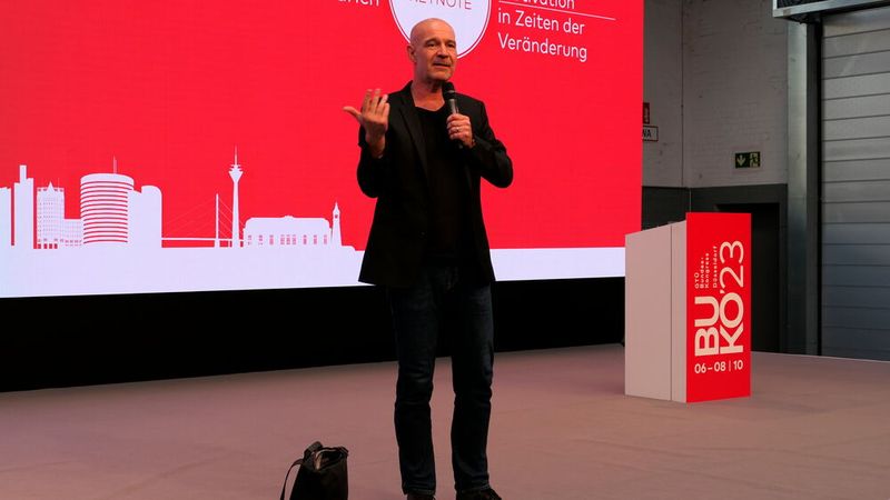 Der Motivationsexperte Dr. Stefan Frädrich begeisterte die Buko-Teilnehmer. (Bild: Wenz | VCG)