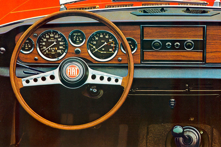 Im Vergleich zu heutigen Autos waren Modelle in den 1960er Jahren für den Fahrer noch sehr übersichtlich gestaltet. (Foto: Fiat)