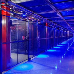 Eingesperrt: Die Tier-5-Spezifikation sieht die physische Absicherung eines jeden einzelnen Racks, Käfigs und IT-Raums einschließlich des Zugriffs auf kritische Anlagen und Systeme wie HVAC, die Energiezufuhr und Konnektivität. 