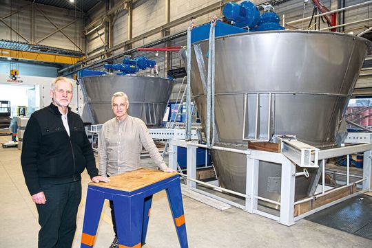 Albert Leuschner (SE Tylose, links) und Gertjan Teekman (Hosokawa Micron) haben im Laufe der Jahre ihr Verständnis für die Prozesse und Anlagenanforderungen homogenisiert.(Bild:  Hosokawa Micron)