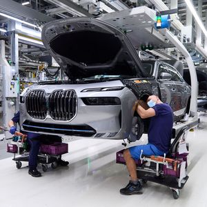 Im Bandablauf sind intelligente Kamerasysteme und Sensoren installiert. Die damit generierten Daten werden in Echtzeit über Algorithmen und KI ausgewertet.(Bild:  Tom Kirkpatrick/BMW)
