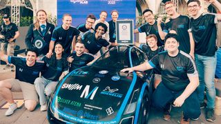 Grund zum Grinsen haben die Studierenden der TU München. Denn sie haben bewiesenermaßen das Elektroauto gebaut, dass mit einer Akkuladung weltweit die weiteste Strecke geschafft hat. Dafür gab es jetzt auch einen Eintrag ins Guinnes-Buch der Rekorde. (Bild: V. Zayika)