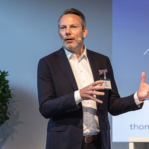 Am ersten Kongresstag standen Vertriebsthemen im Fokus. Thomas Ulms, Geschäftsführer der Ulms Verwaltungsgesellschaft, schilderte in seinem Impulsvortrag, wie die Transformation im Automobilhandel gelingen kann.(Bild:  Stefan Bausewein)