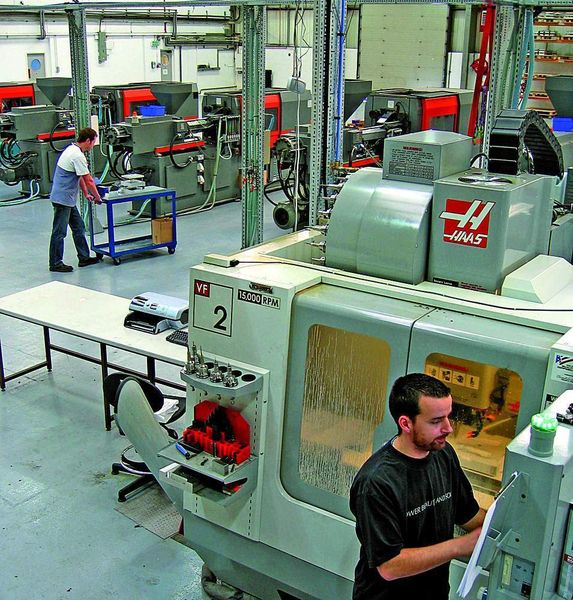 Bild 2: Zum Bau einer Form werden die Einsätze in CNC-Fräsautomaten (unten) hergestellt. Alle andere Komponenten kommen aus einem Baukasten. Daraus resultiert eine kurze Vorlaufzeit bis zum Spritzgießen der ersten Teile (oben). Bilder: Protomold (Archiv: Vogel Business Media)