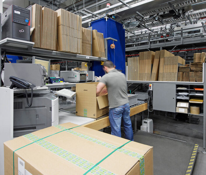 Großaufträge, welche in Paketen verschickt werden, werden an speziellen Packplätzen versandfertig vorbereitet. Die Konsolidierung der Kommissionierbehälter erfolgt systemgesteuert mittels eines Order Consolidation Buffer. (Bild: Witron)