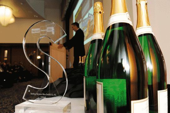 Das ist die begehrte Trophäe zum Service Award 2011. (Archiv: Vogel Business Media)